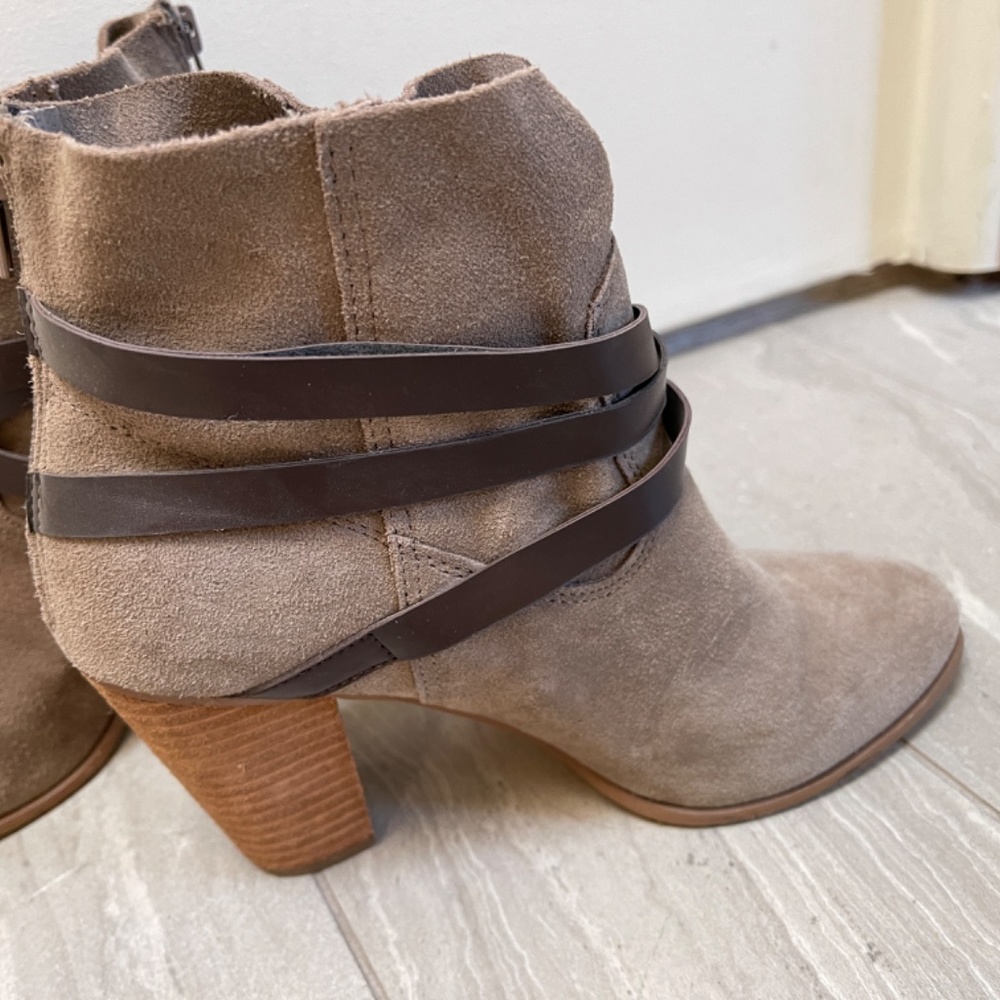 Size 7 Carlos Booties - Picture 2 of 4